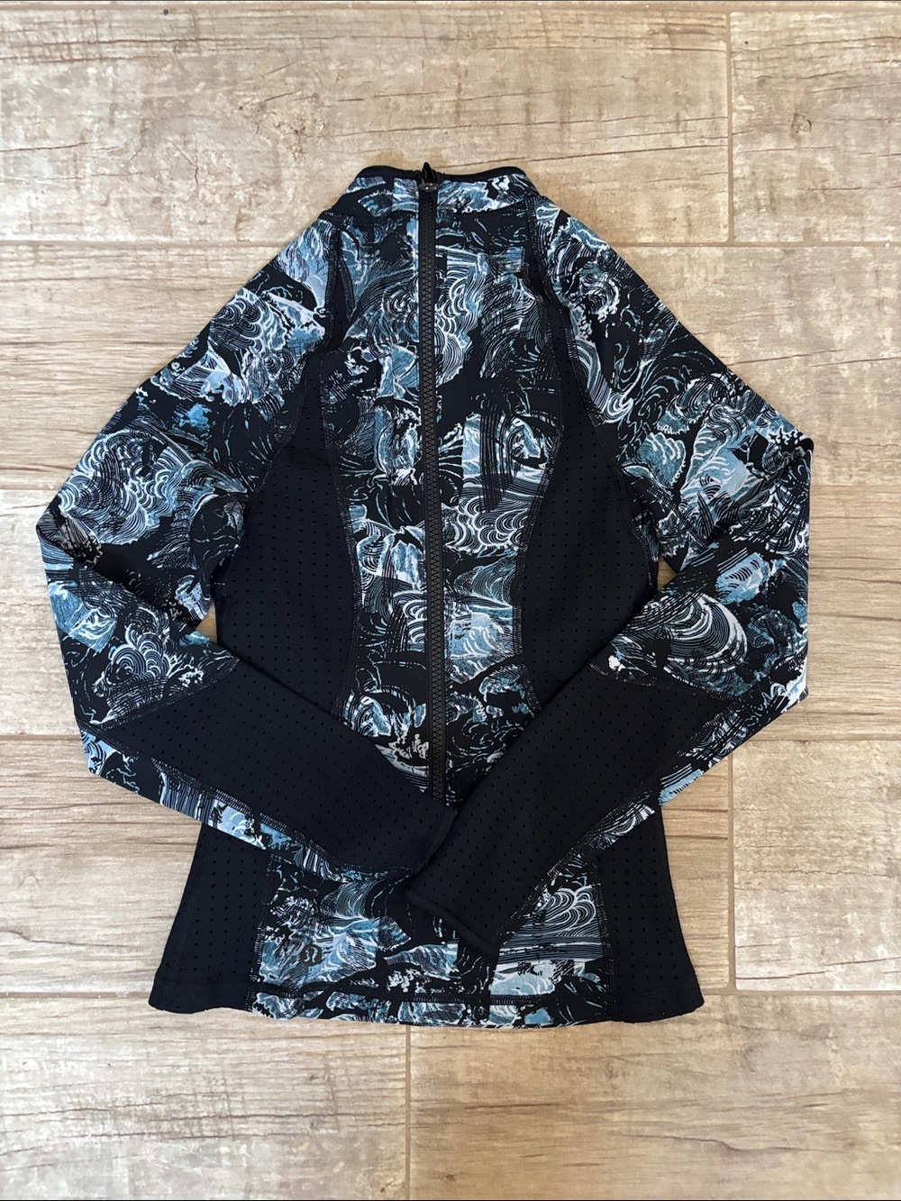Lululemon Swell Seeker Paddle Top in the Eternal Wave Starlight Black pattern